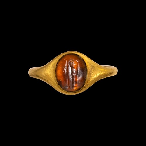 A high carat gold ring set with an Italic agate intaglio. Club and weapon.